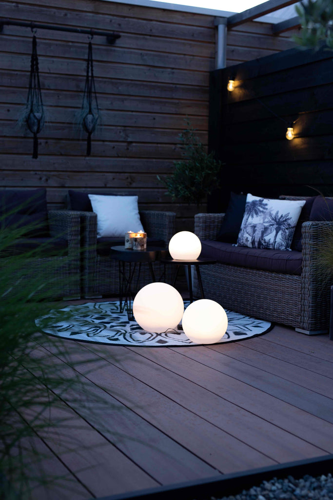Drei Solarkugeln bringen stimmungsvolles Licht in Deinen Garten und auf Deine Terrasse.