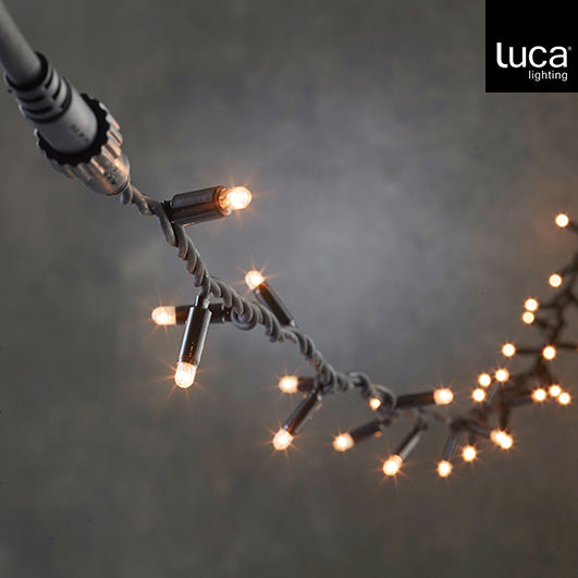 Die neuen Luca Connect Lichterketten lassen sich immer wieder erweitern! Durch ihr schwarzes Kabel, haben sie ein zeitloses und modernes Design!