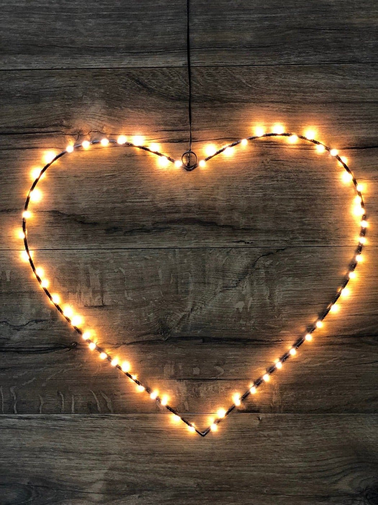 Unser schwarzes LED Herz hat eine sehr schöne Leuchtfarbe. Es zaubert ihnen garantiert ein gemütliches Ambiente in ihr Zuhause.