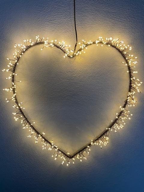 Unser Lichter Herz mit ganzen 400 Lichtern ist ein wirklicher Hingucker. Es hübscht jeden Ort auf, den sie ihm geben!