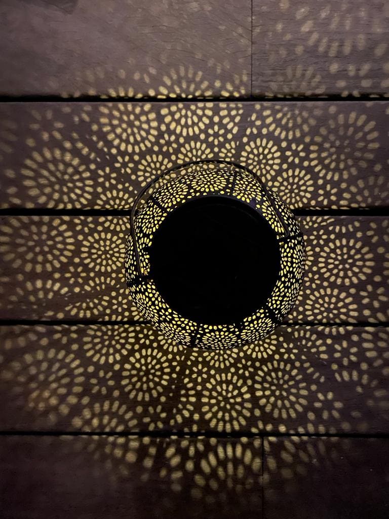 Die schwarze Solar Laterne Marrakech im Abendlicht, draußen.
