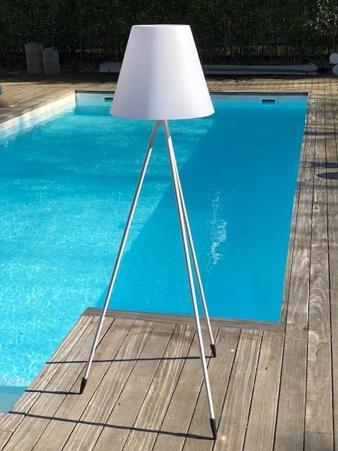 Am Pool oder auch auf Eurer Terrasse sieht die Solar Standleuchte mit den drei weißen Beinen einfach super aus.
