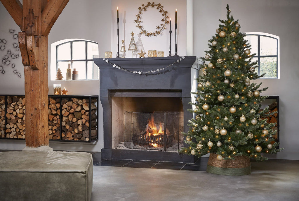 Man kann den Baum genauso schön und winterlich wie einen echten Weihnachtsbaum dekorieren. Einen Unterschied sieht man nicht!