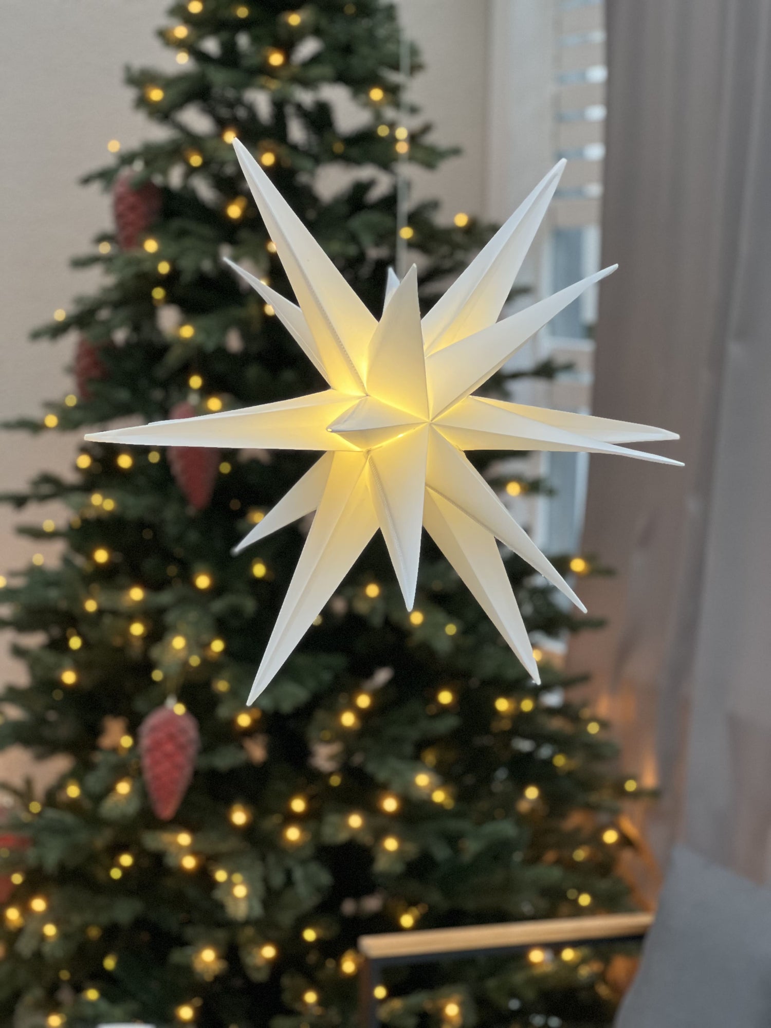 Festliche Weihnachtsbeleuchtung für eine magische Zeit
