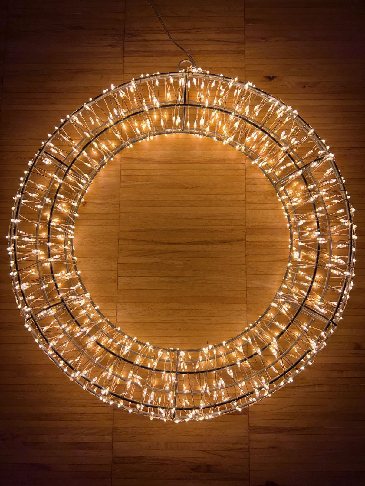 Wunderschöner Lichterkranz in silber mit 800 LED Lichtern.