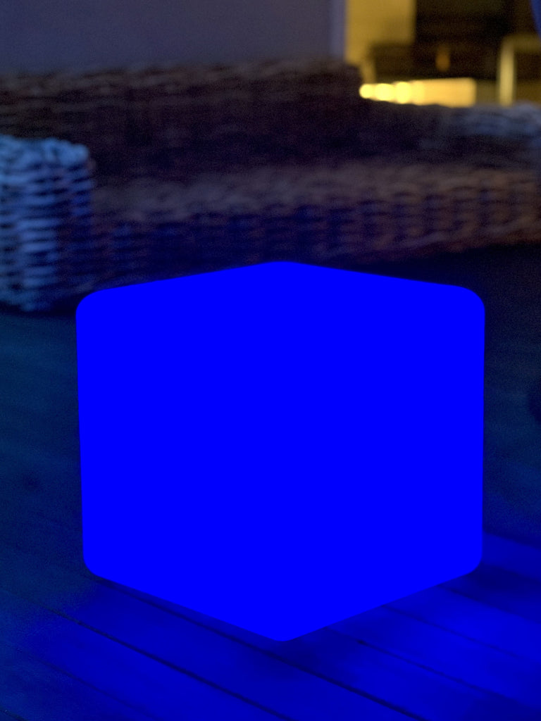 Unser wunderschöner Solar Cube kann in 7 unterschiedlichen Farben leuchten, hier leuchtet er in kobaltblau.