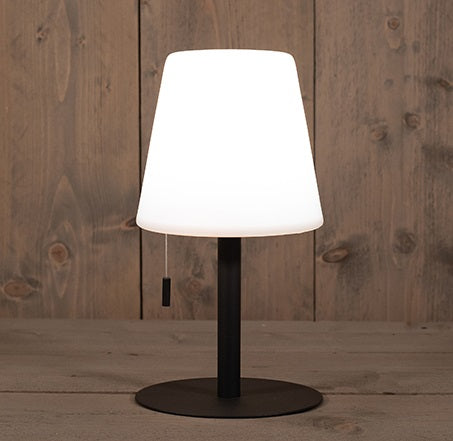 Die schwarze LED Solar Tischleuchte sieht sehr modern und schick aus und zaubert damit ein zeitloses Design. Überall dort, wo sie es sich wünschen! 