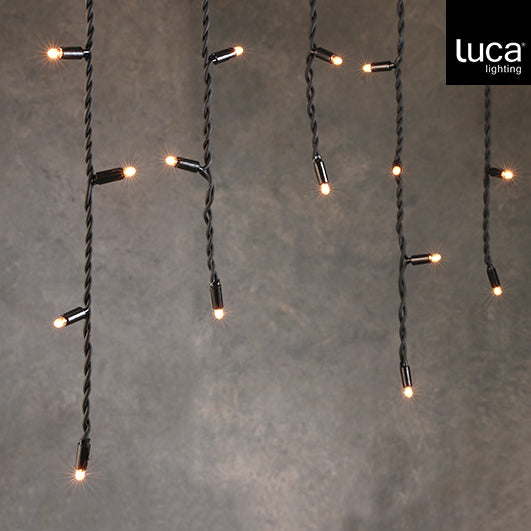 Die Luca Connect Lichtervorhänge sind sehr einfach zu erweitern und damit ein cooles Dekoobjekt.