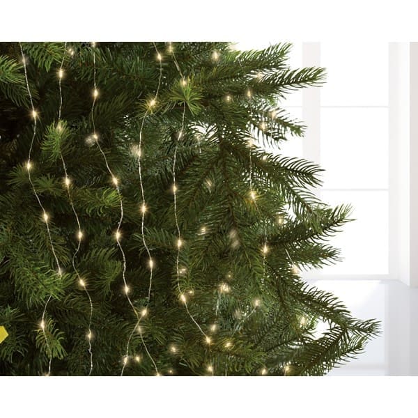 In ihrem Weihnachtsbaum können sie das Lichterbündel auch nutzen, um für winterliches Licht zu sorgen.