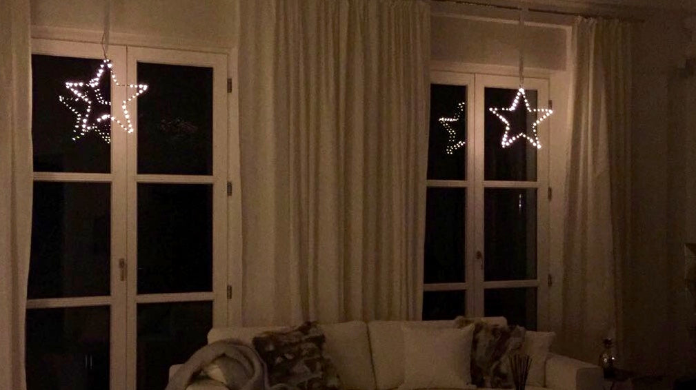 Auch am Fenster kann man die Leucht Sterne sehr schön dekorieren. Im Dunkeln fallen sie dann am meisten aus!