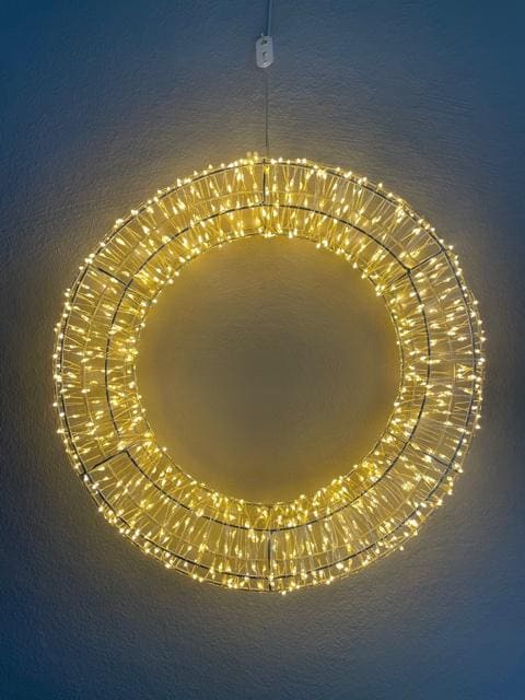Unser neuer Lichterkranz ist ein ganz tolles Dekoobjekt! Er hat ein Metallgestell, worum insgesamt 800 Lichter gewickelt sind. Dadurch ist der Kranz ein ganz großer Hingucker.