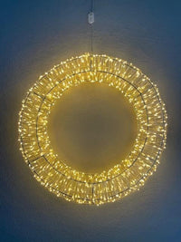 Unser neuer Lichterkranz ist ein ganz tolles Dekoobjekt! Er hat ein Metallgestell, worum insgesamt 800 Lichter gewickelt sind. Dadurch ist der Kranz ein ganz großer Hingucker.