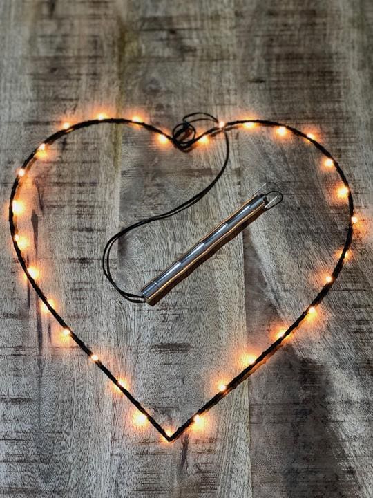 Unsere hübschen Leucht Herzen zum aufhängen, leuchten in einem gemütlichen warm-weiß. Sie lassen sich am Stab einschalten, der auch zum aufhängen genutzt werden kann.