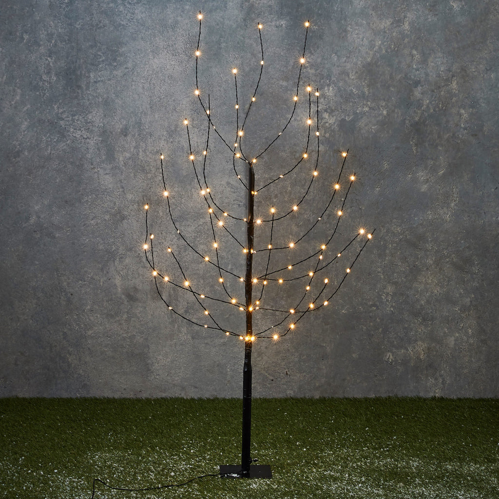 Mit 140 LED's hat unser Lichterbaum die perfekte Größe um ihn zu dekorieren. Auch das schwarze Gestell und die filigranen Äste des Baums machen ihn schick und modern.