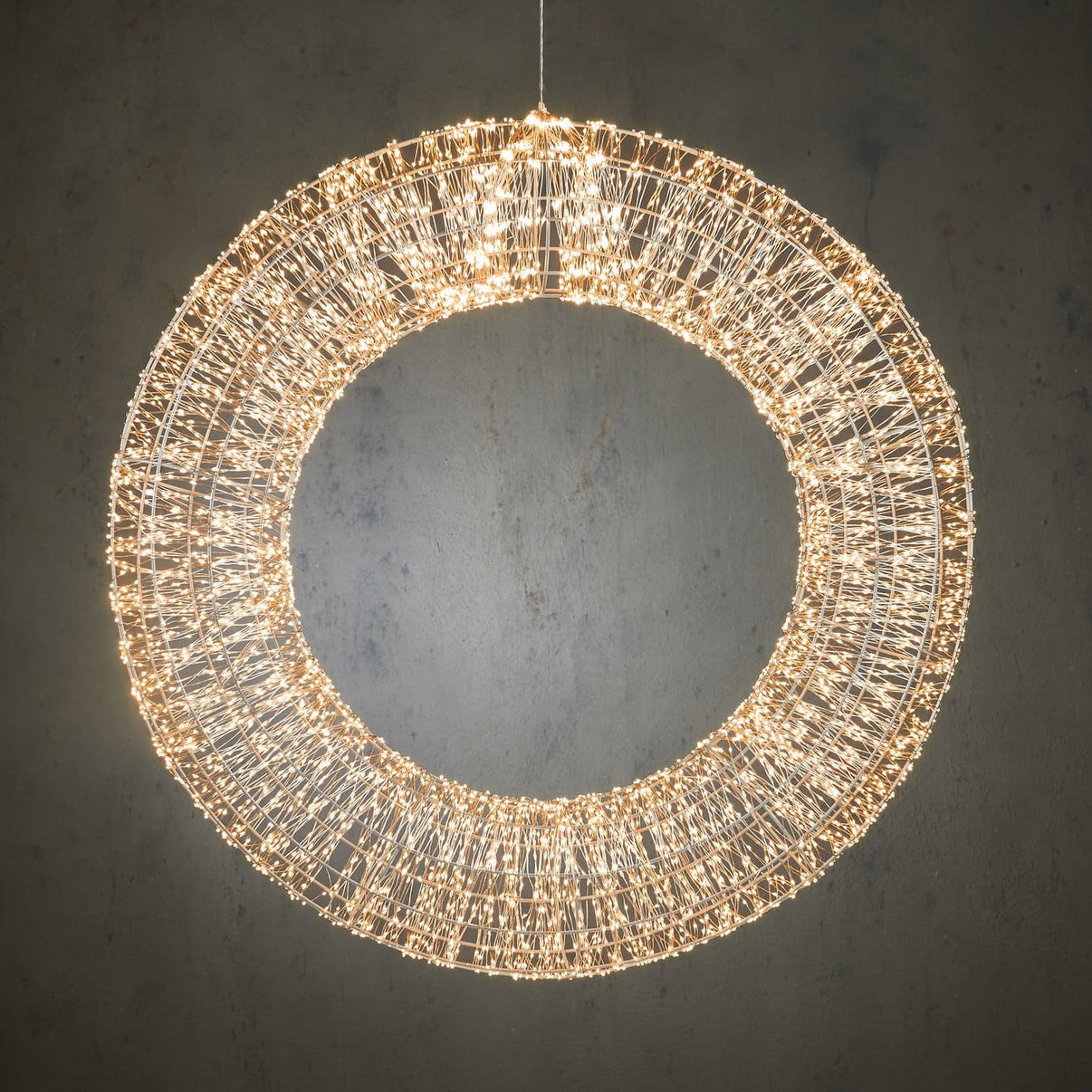 Der Lichterkranz ist ein ganz tolles Dekoobjekt. Er hebt sich von anderen deutlich ab, da er 6000 Lichter  hat und einen Durchmesser von 80 cm.