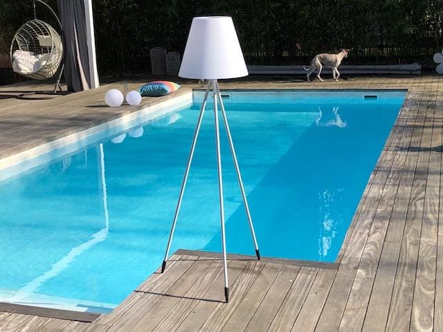 Dreibeinige Solarleuchte am Pool.