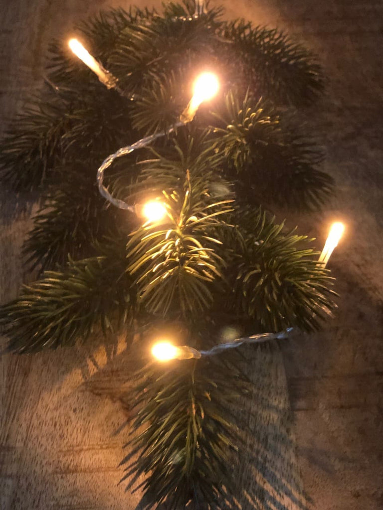 Die Lichterkette lässt sich sehr schön in ihrem Tannenbaum oder ihrem Adventskranz dekorieren.